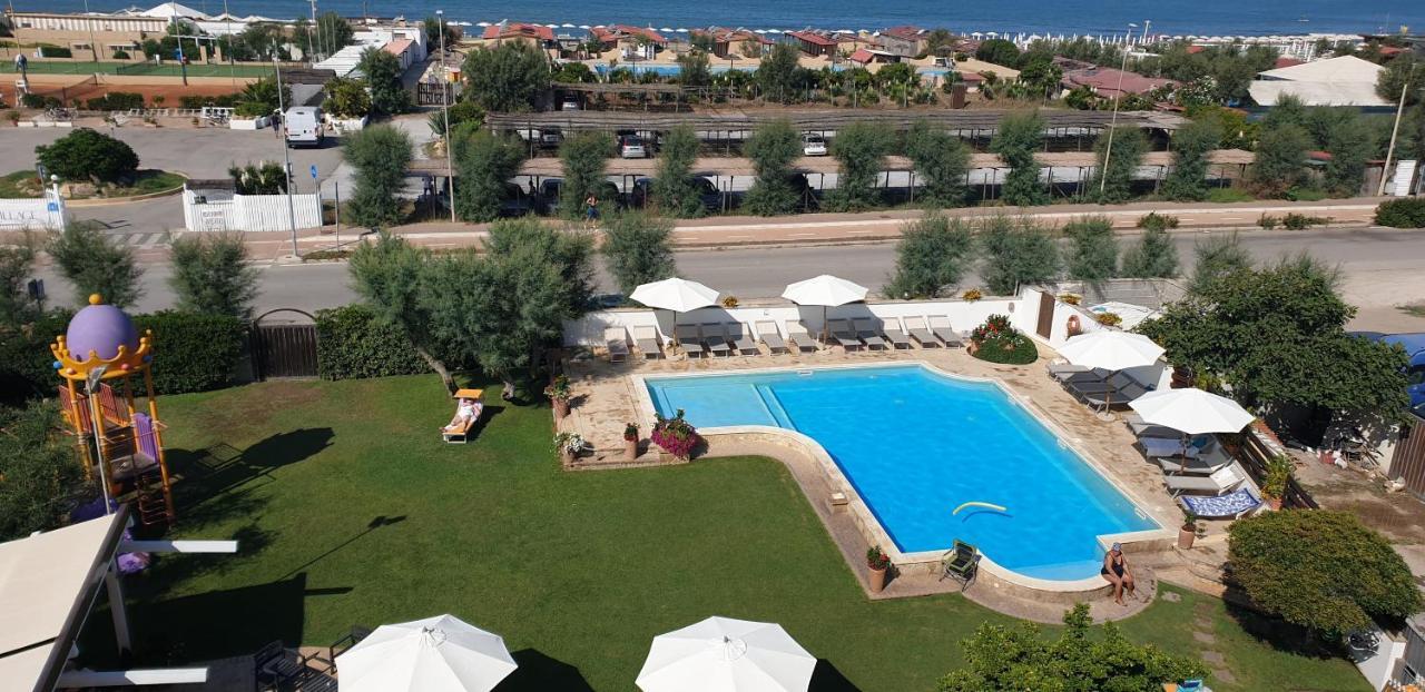 Hotel Corallo Fregenae Bagian luar foto